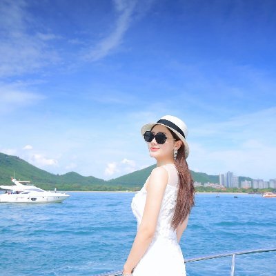 A sunny woman who loves pearls, painting and sports, who is not afraid of difficulties and is brave enough to move forward.