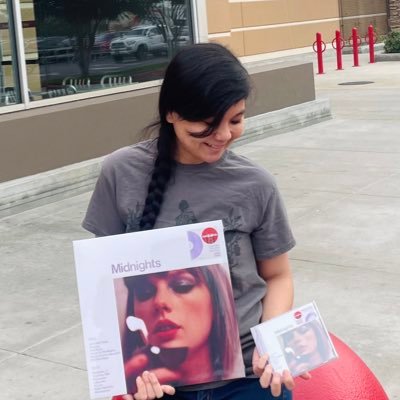 27y/o Chemist 👩🏻🔬 Swiftie since Fearless 💫SoCal & NYC 📍will fly anywhere for @taylorswift13 👸🏻 Eras Tour Vegas 3/25 A2 Row 3, seats 1-2🪩