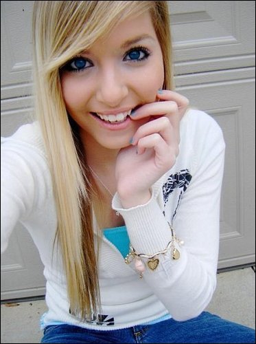 Just an average teen. We should talk(: I'll follow back if you're nice.. xo