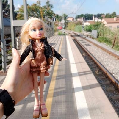 Ente anacrónico caído aquí por exigencias del guion. Figura retórica presa en un esqueleto humano. Magical girl🧚♀️ Ex-apitxà❤️🔥Intensita zen🖤🤍🤎🐾
