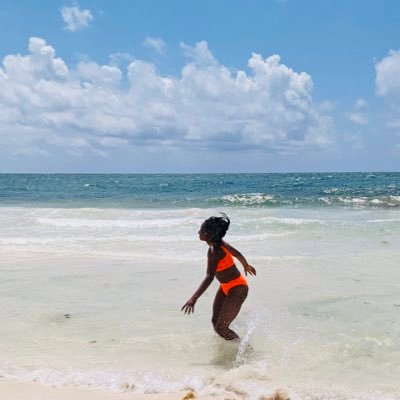 Life isn't about finding yourself , its about creating yourself➰ • Tweets are lyrics , about Beyoncé, or basketball . Never too personal •