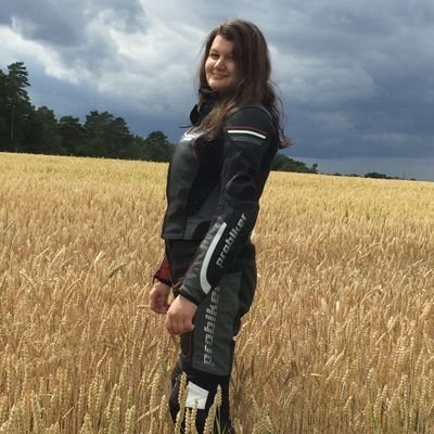 Cheerleaderin / Sportlerin /Gamerin /Hobbysängerin/ Synchronsprecherin/ Streamerin https://t.co/EovFZKR32V