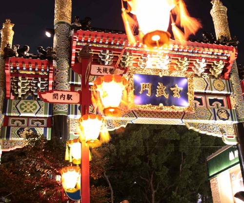 【公式】 「きたもん会」は横浜中華街北門通り・海河道・大桟橋通りとその周辺の街づくり、活性化と発展を目的としいる自治振興会です。毎年11月3日（祝）に通りのお祭り「きたもん祭」を開催。カンフーシューズ飛ばし世界大会をはじめ、きたもんスーパーLIVEなど食の街として知られる中華街に新たな風を吹き込んでいます。