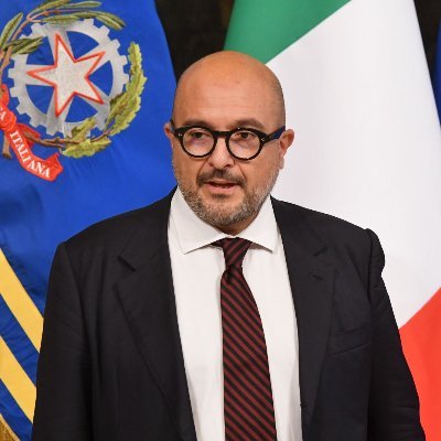 Giornalista, scrittore e docente universitario. Ex direttore del Tg2, ex ministro della Cultura.
