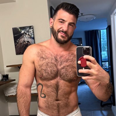 Your 1/2 middle-eastern, all vers, UNCUT thick, into rough, verbal, kink, & role play daddy. I shoot buckets. 🔞 All content is free for subscribers.