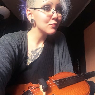 average absinthe-faerie, enjoys pillow fights and throws bat shaped glitter towards everyone she likes.