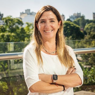 Mamá de Emma y Santi. Abogada. Hincha del Rojo. Secretaria de Ambiente en @gcba y docente UBA.