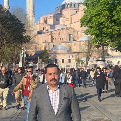 Aydın doğumlu, Muş Alparslan Üniversitesi Makine Mühendisliği/Efelik efendiliktir.15 dönem MHP siyaset ve liderlik okulu mezunu.