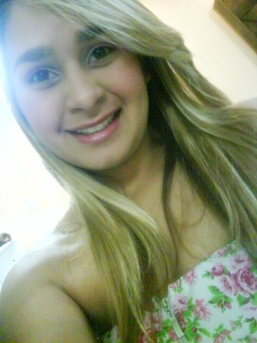 Nem feliz, nem triste. Só sobrevivendo, respirando, segurando firme e seguindo em frente.*