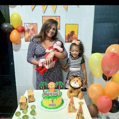 Amo a Deus,sou army rockeira,k poper,dorameira, cristã,amo meu filhos netos,minha gatinha wandinha,minha família amigos