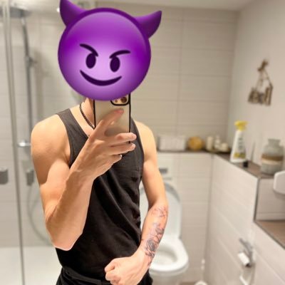 ich 23 Jahre bin der der dir ins Gesicht spuckt💦 ihr fotzen und anschließend zahlt ihr für mehr schreibt an 💶😈https://t.co/V9UjmNQRov