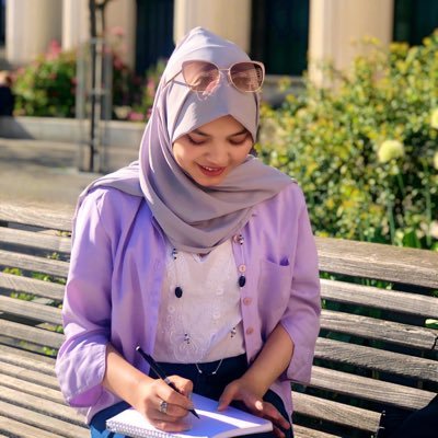 اگه قرار باشد بجنگم، من با قلمم میجنگم. همان قلمی که تو از برداشتن اش ترس داری ، همان قلمی که بخاطرش جان میگیری #StopHazaraGenocide