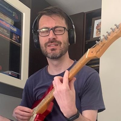 Guitarrista de Taubaté.
Sobrevivendo no Evangelistão.