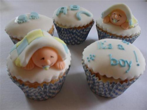 Hi I'm Helen. I make and design beautiful wedding cakes, celebration cakes and cupcakes.