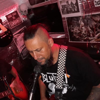 Ex bajista genocidio punk, nubes tóxicas, cresta, oposición, bajo flores, María Juana no se ha muerto, the kruguer y ahora bajista en Mordaza legal