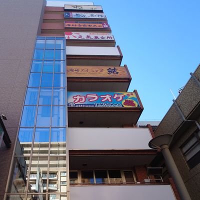 高崎駅西口から徒歩1分! 【ありがとうを重視した接客】 【税込・ドリンクバー無料の明朗会計】 【地域密着の激安料金と豊富な割引】 で『安心・安全な空間』を提供するカラオケボックスです♪ 飲み放題も激安♪ 営業時間:9:00~翌日の5:00まで! ご予約はこちら!℡027-325-5444