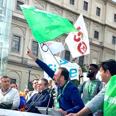 licenciado en derecho, secretario general de la confederación sindical independiente fetico, experto en rock por la universidad miguel Hernández