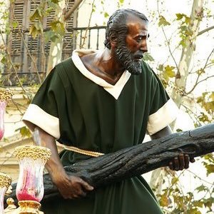 Ayudando al Santísimo Cristo de las Tres caídas de Triana cada madrugá a cargar su cruz.