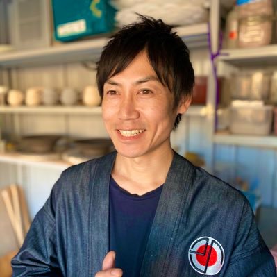 昼はクロス職人、夜は陶芸家 葵 として活動しています。(クロス×陶芸)から生まれる新たなカテゴリーを模索中。本職 の傍ら陶芸でどこまでいけるのか⁈ 2017夫婦で株式会社Linkplus設立