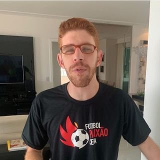 Jornalista, deficiente Visual, flamenguista e fã de futebol e rádio .