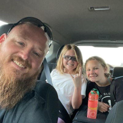 Proud single father to a couple beautiful girls!! #ELE #SuperFamily Sports cards —Tennessee Vols, Cinci Reds, Colts, Pacers- Discord-@Danimal87