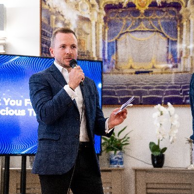 Co-founder & Director: @socialrecruited (AI RecTech)
Investor: @yourheights (braincare startup) & https://t.co/jBkYK1vkBb (AI skincare)