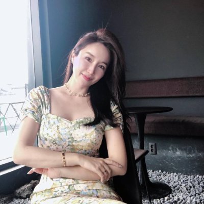 Friendly businesswoman. Love animal and nature. Like sport and traveling. Like learning new things