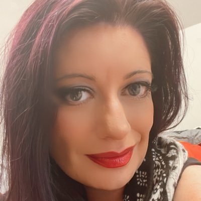 writer. morticia addams as a manic pixie dream girl. curiouser than Schrödinger’s cat. “I mean what I say.” - the mock turtle. she/her. views my own, etc.