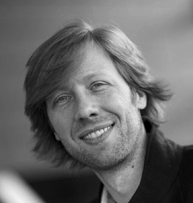 Thought leader on strategic design, light, sound, experience, open innovation, design & business.