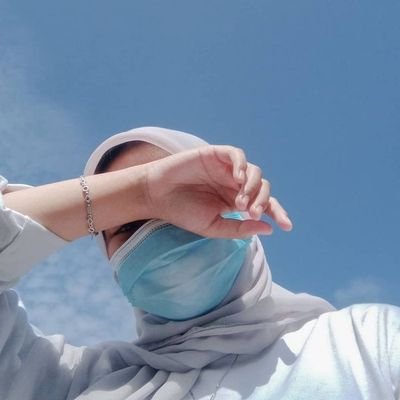 -نه مسلمانِ کامل،نه کافرِ مطلق
-متغیری از احوالاتِ نامعلوم
-خیالاتِ بنفش از سرزمینِ خاکستری
-تا من،منم ،ضمیر تو پیدا نمیشود!