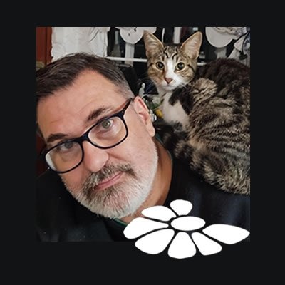 Analista de computadoras conflictuadas.
Oriental, ABUELO, ateo, antiimperialista, ANTISIONISTA, Frenteamplista, Seregnista, Artiguista y negriazul.