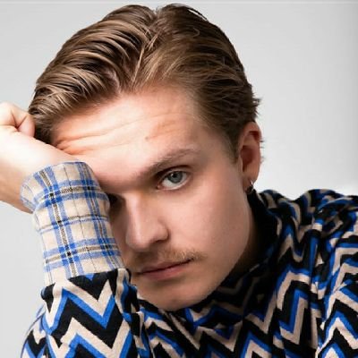 Source dedicated to actor and musician Tom Glynn Carney. Follow Tom in @TGlynnCarney