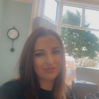 yummy Mummy to three gorgeous girls, married to @MrMartinSir, likes celeb goss, baking and vintage.