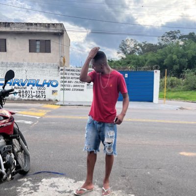 Aceito quem fui no passado, gosto de quem sou no presente e luto para no futuro ser ainda melhor 😴👊🏾