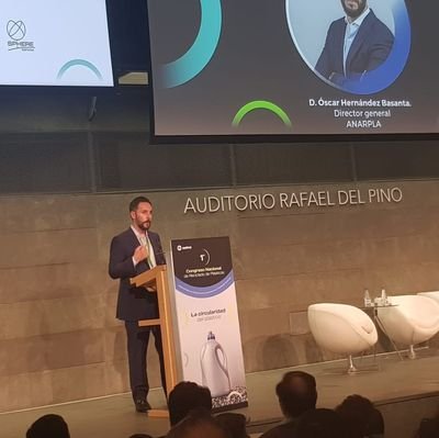 Ingeniero Agrónomo. Emprendedor, antes basurero ahora basurofilo. Hablante del idioma universal,  la sonrisa, y otros. Madrileño de GALICIA.