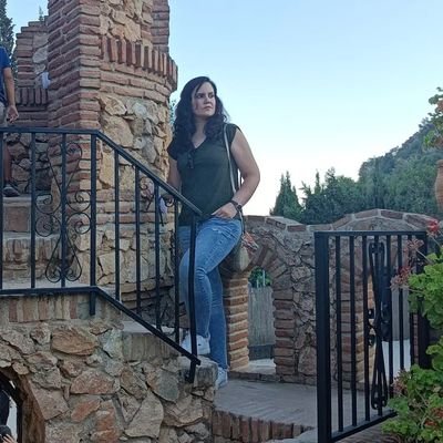 Entre fórmulas magistrales y acordes pasan mis días...amante de la buena música y de las voces que te tocan algo por dentro...