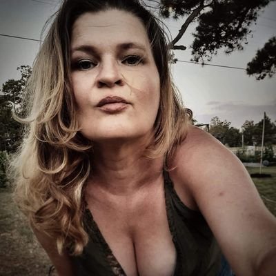 WhiskeyChick's profile picture. OG W.C. est. 2004 
Whiskey-loving music blogger building a tiny cabin compound in Oklahoma!