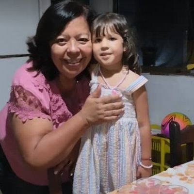 Nací en Trujillo Venezuela amo a Dios ,a mi familia y muy especialmente adoro a mi hija soy docente me gusta leer,bailar y disfrutar de la vida! saludos ❤️😍🙏