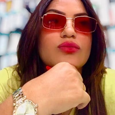 ✨ Só porque você não se parece com as garotas das revistas não quer dizer que não seja linda do seu próprio jeito. ✨