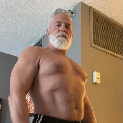 NSFW. Silver bttm daddy flying around the country taking loads. I may be in your city soon. Owned and permission given by @tylerfucksden. DM me ! #bbbh