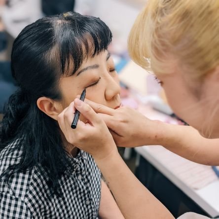 関西で舞台を中心に活動しています。
超デジタル音痴な私を見かねた優しい女優さんが2022年10月にツイッターアカウントを作ってくれました。
2022年9月演劇ユニットマシュマロテント設立。
映像ユニットこまつじゃんご　脚本出演担当。
2007年から活動休止中の劇団鉛乃文檎に所属しています。