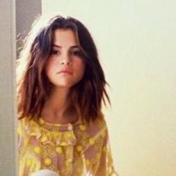 ariaddictreads's profile picture. she/her 🌻 i can read books but not minds 🌻