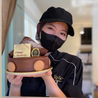 武庫之荘のケーキ屋さん リビエール で働いているパティシエ👩🏻‍🍳ボンボンキャンディーを勉強する為フランスに研修に行きました🍬🇫🇷毎日楽しみながらコツコツ練習中😊