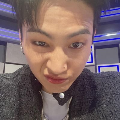jaebeommiesposo's profile picture. La distancia impide un beso, un abrazo, pero no un sentimiento 💚