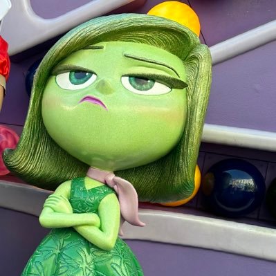 MissKayleeMarie's profile picture. "Watch 'Space Beverly Hillbillies' so my jokes can land, you fucking twat!"  My therapist thinks I'm funny 🤷🏼‍♀️