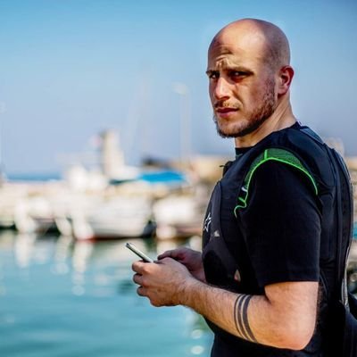 فينيقي من صدف الارجوان🐚
حساسية مفرطة على الممناعجية و الاورانجية و لفيفهن😌