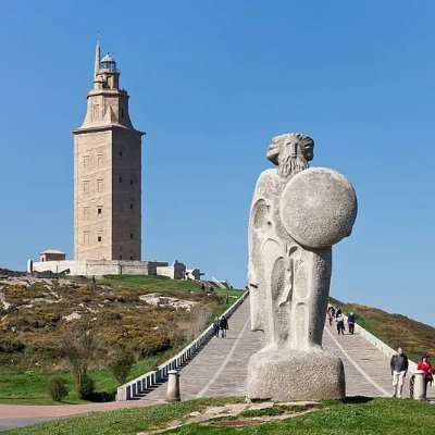 La torre es obra de Hércules, el semidiós grecorromano, que la levantó para conmemorar su victoria sobre el gigante Gerión.