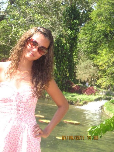 Muitα coisα qe ontem pαreciα importαnte ou significαtivα αmαnhã virαrá pó no filtro dα memóriα. Mαs o sorriso (..) αh,esse resistirá α todαs αs cilαdαs do tempo