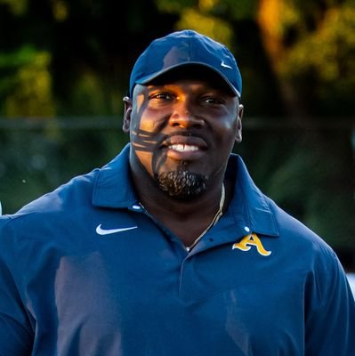 Proud Father/Husband | Offensive Line Coach at St. Thomas Aquinas High School 💙💛