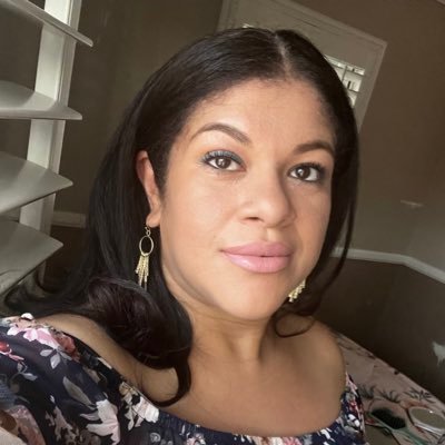 fiorellabanegas's profile picture. Una mujer con los pies bien puestos en la tierra, aunque por ratos creo en las cursilerías y en todo lo que sueño...